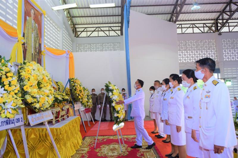 เทศบาลตำบลคำใหญ่ร่วมพิธีพิธีทำบุญตักบาตร พิธีวางพวงมาลาและถวายบังคมเนื่องในวันคล้ายวันสวรรคตพระบาทสมเด็จพระบรมชนกาธิเบศร มหาภูมิพลอดุลเดชมหาราช บรมนาถบพิตร