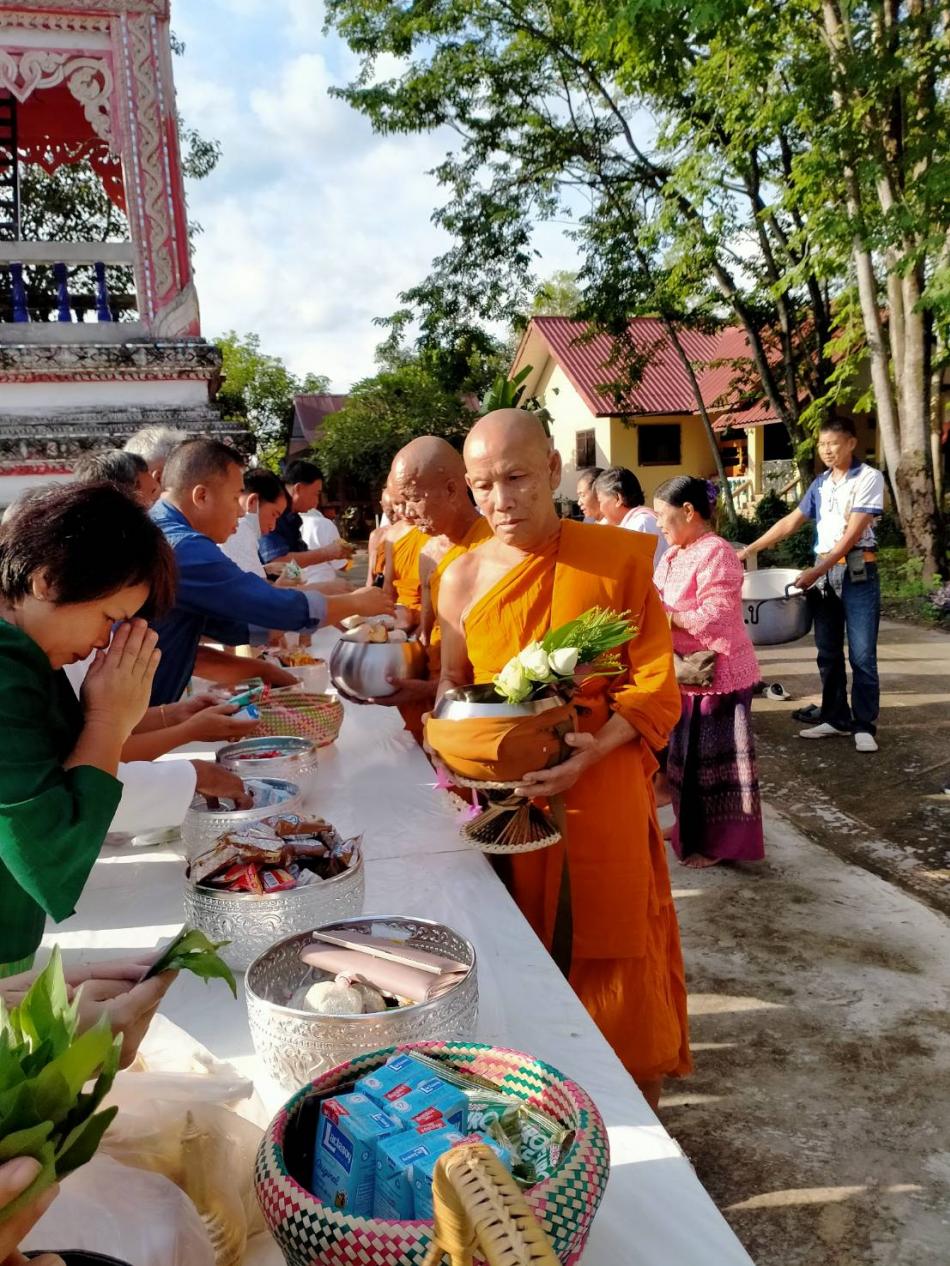กิจกรรมเทศบาลตำบลคำใหญ่ทำบุญตักบาตรข้าวสารอาหารแห้งในวันออกพรรษาปี2563